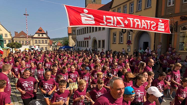 Hunderte von Schülern und Lehrern beteiligten sich an der Laufaktion in Ebern für den guten Zweck.  Friedrich-Rückert-Gymnasium Ebern