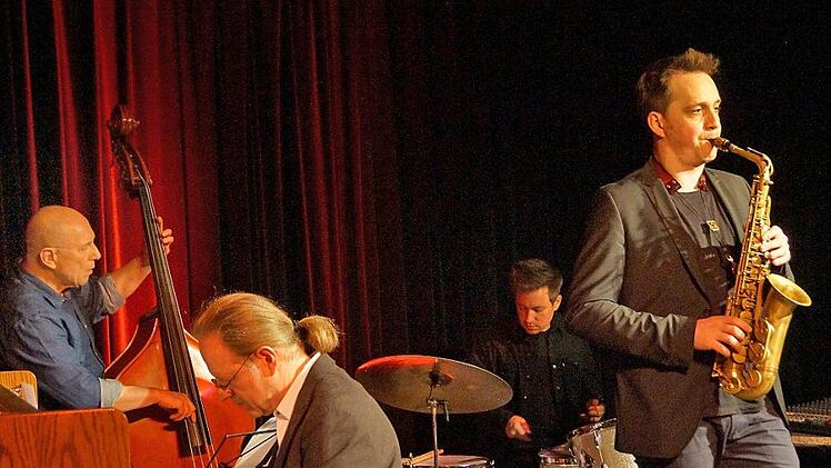 Saxophonist Markus Harm präsentierte zusammen mit Bernhard Pichl (Piano), Rudi Engel (Bass) und Florian Kettler (Drums) die musikalische Welt rund um Dave Brubeck und dessen Quartett. Das Konzert fand in der Reihe "Jazz mal anders" des Kulturamts Haßfurt statt.  Foto: Elke Englert