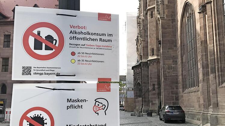 In Nürnberg zeigt die Corona-Ampel seit Anfang vergangener Woche Rot. Hinweisschilder weisen auf die Maskenpflicht, den Mindestabstand, aber auch den eingeschränkten Alkoholkonsum hin.  Foto: Michael Busch