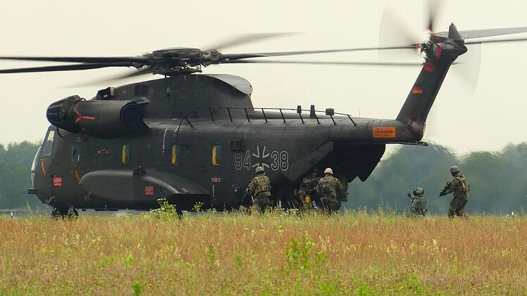 Neben den Bundeswehreigenen Fahrzeugen, darf das Militär im V-Fall auch zivile Transportmittel nutzen.