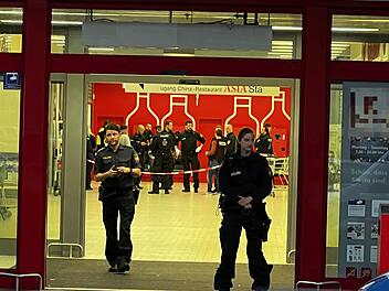 Gro&szlig;einsatz in N&uuml;rnberger Einkaufszentrum: Attacke in Friseursalon