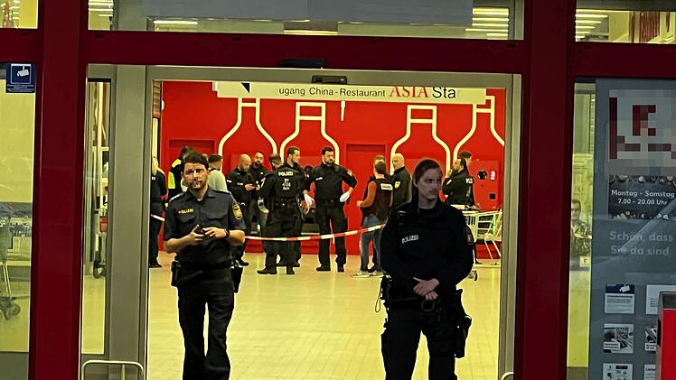 Gro&szlig;einsatz in N&uuml;rnberger Einkaufszentrum: Attacke in Friseursalon