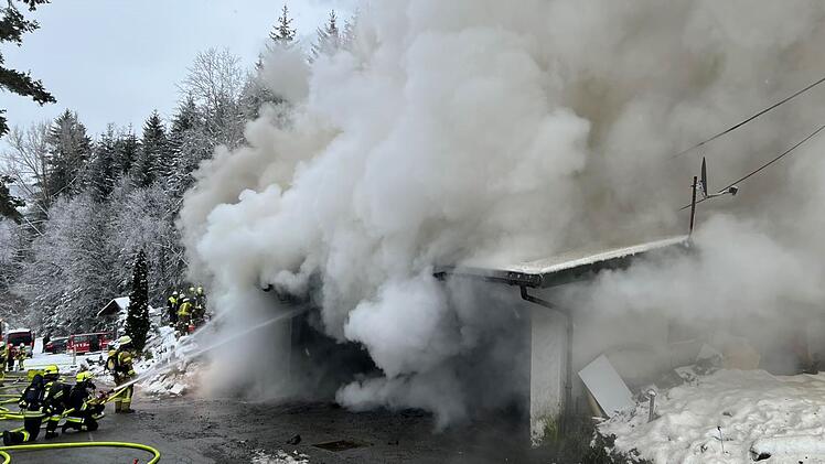 Ludwigsstadt: Feuerwehr-Großeinsatz bei Brand in „Liftstuben“ – eindrucksvolle Bilder