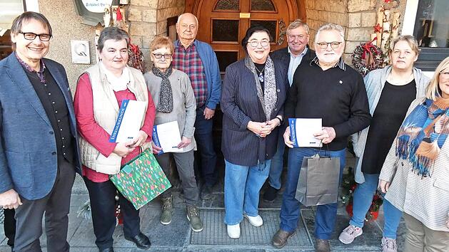 Ehrungen langjähriger Mitglieder des VdK-Ortsverbandes standen im Mittelpunkt der Vorweihnachtsfeier (von links) : Pfarrvikar Sebastian Masella, Bürgermeister Roland Wolfrum, die Jubilarinnen Elfriede Göldel, Christine Felekides, Kassier Klaus Göl...