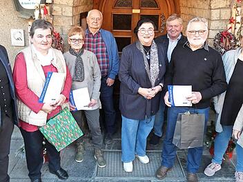 Ehrungen langjähriger Mitglieder des VdK-Ortsverbandes standen im Mittelpunkt der Vorweihnachtsfeier (von links) : Pfarrvikar Sebastian Masella, Bürgermeister Roland Wolfrum, die Jubilarinnen Elfriede Göldel, Christine Felekides, Kassier Klaus Göl...