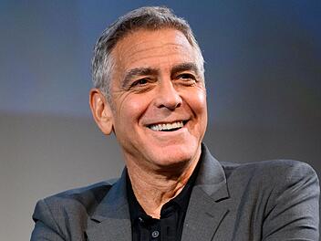 George Clooney Hollywoodstar George Clooney hat bei "Jimmy Kimmel Live!" von seiner ersten Filmrolle erzählt.