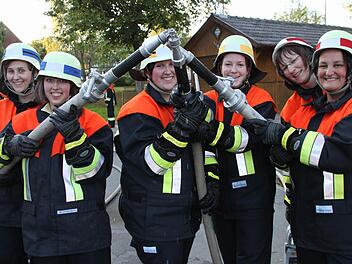 Sie halten zusammen (von links nach rechts): Theresa Pausch, Miriam Will, Isabell Pausch, Franziska Steinlein, Heidi Ströhlein und Diana Gebhardt von der Weißenbacher Damenwehr. Foto:  Anna Lienhardt