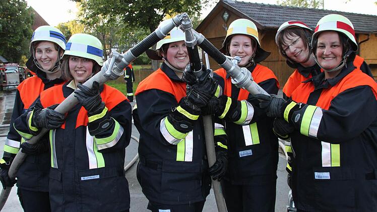 Sie halten zusammen (von links nach rechts): Theresa Pausch, Miriam Will, Isabell Pausch, Franziska Steinlein, Heidi Ströhlein und Diana Gebhardt von der Weißenbacher Damenwehr. Foto:  Anna Lienhardt