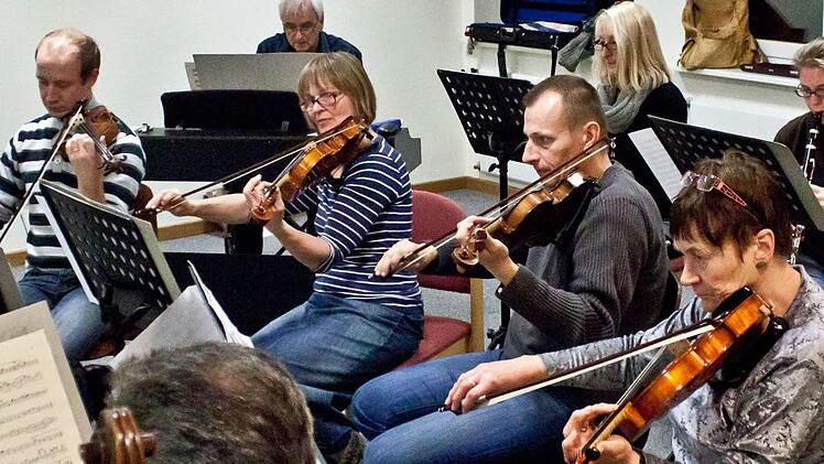 Der "Musizierkreis für gehobene Unterhaltungsmusik" bei der Probenarbeit.