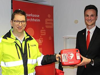 Matthias Fuchs (l.) vom Förderverein der "First Responder" freut sich gemeinsam mit Sparkassenleiter Tobias Link über den neuen Defibrillator. Foto: fra-press