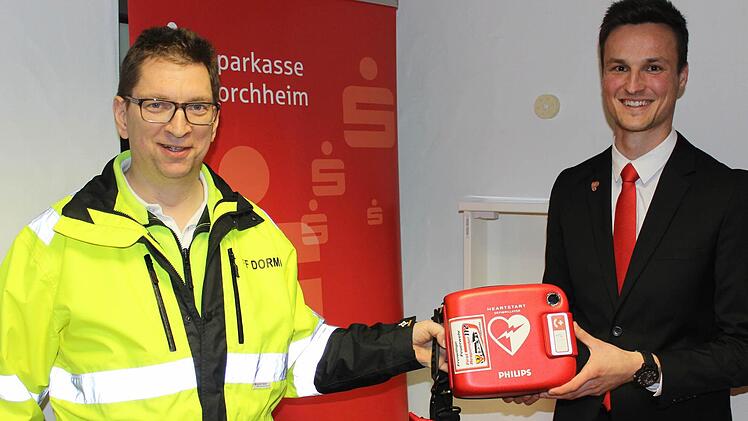 Matthias Fuchs (l.) vom Förderverein der "First Responder" freut sich gemeinsam mit Sparkassenleiter Tobias Link über den neuen Defibrillator. Foto: fra-press