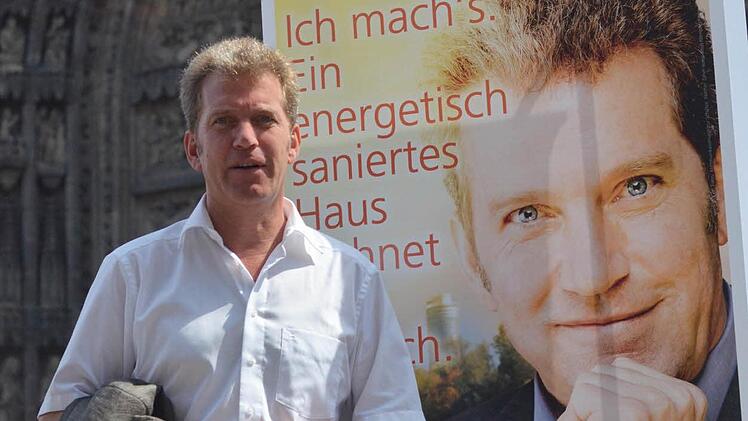 Henner Gladen und sein Plakat Foto: Nikolas Pelke