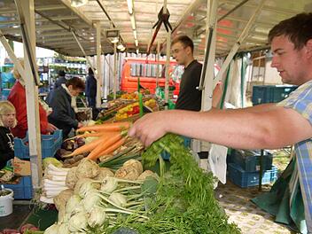 Impressionen vom ersten "Grüber Markttag" Foto: Berthold Köhler