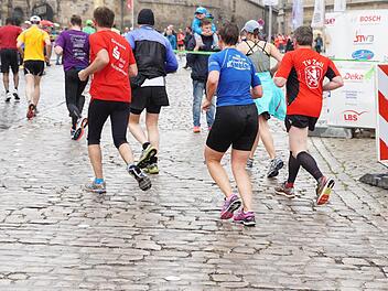 Noch einmal muss Peter Frankenstein kämpfen: Nach dem Domberg geht es aber in Richtung Ziel. Nach zwei Stunden und 11 Minuten hat er die 21,1 Kilometer bewältigt. Foto: Sarah Dann