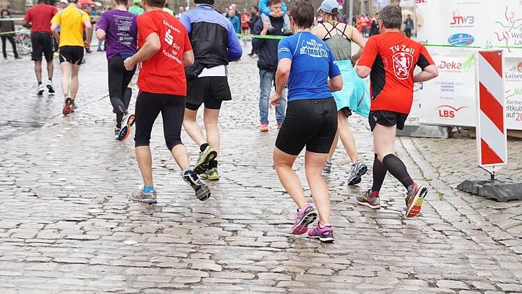 Noch einmal muss Peter Frankenstein kämpfen: Nach dem Domberg geht es aber in Richtung Ziel. Nach zwei Stunden und 11 Minuten hat er die 21,1 Kilometer bewältigt. Foto: Sarah Dann