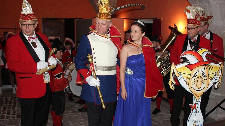 Kanzler Georg Löffler, Prinz Udo I., Prinzessin Silke II. Sitzungspräsident Martin Panzer und Präsident Uli Böhm (von links)