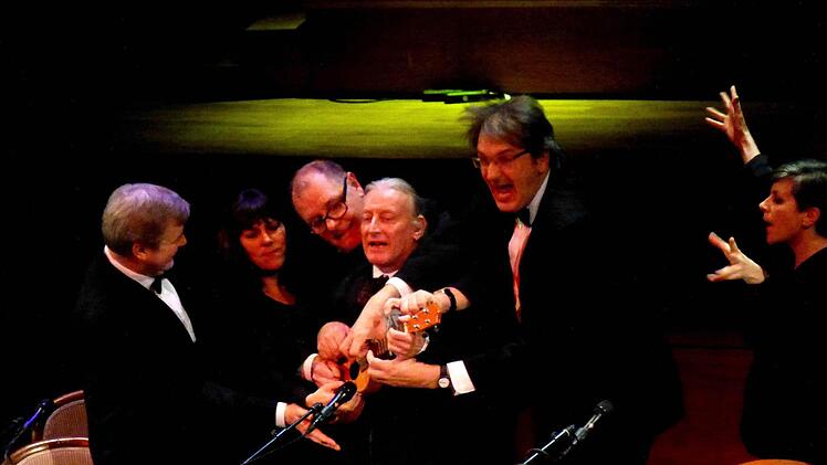 Großes Gerangel um eine kleine Ukulele, weil jeder das Solo spielen will: Das Ukulele Orchestra of Great Britain lieferte eine fulminante Show im Max-Littmann-Saal. Foto: Ahnert