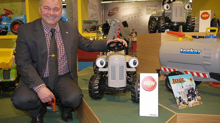 Rainer Knauer von "rolly toys" und sein Verkaufsschlager in Nordeuropa: "Little Grey Fergie". Foto: Berthold Köhler