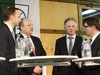 Volles Haus: Rund 600 Zuhörer verfolgten die Podiumsdiskussion zur Bürgermeisterwahl in der Sommerhalle. Am 10. April wird der Nachfolger von Dieter Adam gewählt. Von links: Robert Bosch (CSU), Jürgen Karg (SPD), Günther Stenglein (FW), BR-Redaktionsleiter und Moderator Alexander Müller. Foto: Jochen Nützel