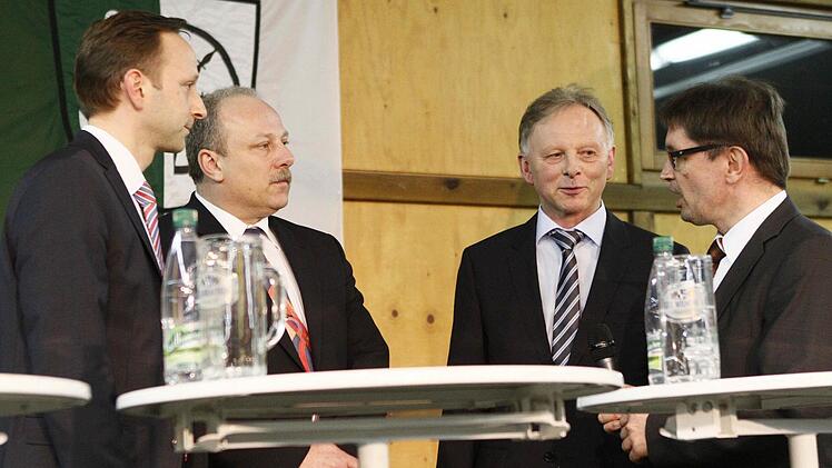 Volles Haus: Rund 600 Zuhörer verfolgten die Podiumsdiskussion zur Bürgermeisterwahl in der Sommerhalle. Am 10. April wird der Nachfolger von Dieter Adam gewählt. Von links: Robert Bosch (CSU), Jürgen Karg (SPD), Günther Stenglein (FW), BR-Redaktionsleiter und Moderator Alexander Müller. Foto: Jochen Nützel