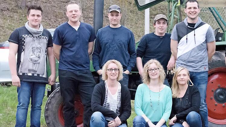 Der Vorstand der neu gegründeten Fendt-Freunde Bocklet. Hintere Reihe von links: Jonas Schmitt, Florian Grom, Christian Kunzmann, Matthias Grom, Raphael Langer, Manfred Söder; Vordere Reihe von links: Daniela Erhard, Stefanie Tapprogge, Yvonne Geßner.  Foto: Björn Hein