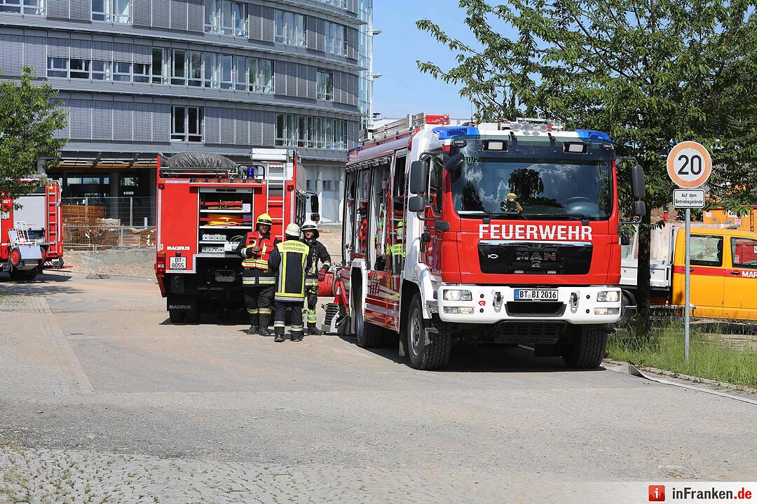 Autokran auf Baustelle in Bayreuth umgestürzt