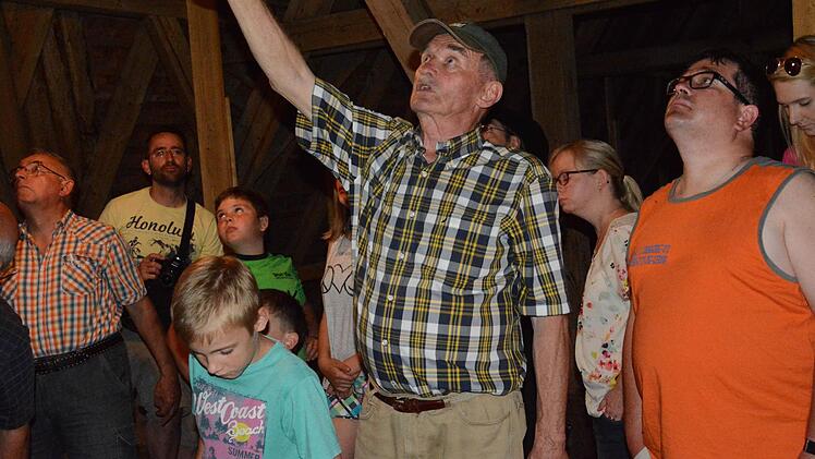 Ulf Zeidler vom Bund Naturschutz zeigt den Besuchern, wo und wie die Fledermäuse im Dachboden der Wehrkirche im Sommer ihre Jungen aufziehen. Fotos: Elisabeth Assmann