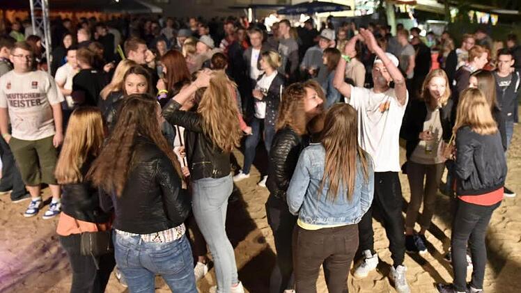 Die Partygäste trafen sich auf dem Sandstrand in Hofstetten.
