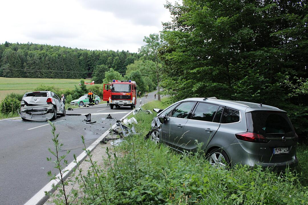 Kreis Forchheim: Autos kollidieren frontal auf B2 bei Betzenstein