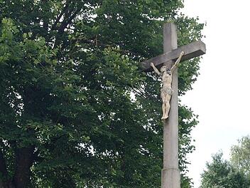 Das Kreuz aus dem Jahre 1878 stand ursprünglich zwischen Altglashütten und Silberhof. 1947 holten es die Umsiedler aus dem Truppenübungsplatz nach Einraffshof.  Foto: Stephanie Elm