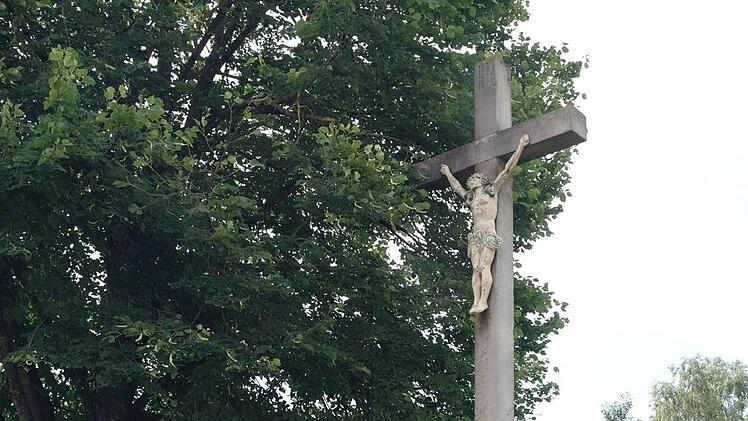 Das Kreuz aus dem Jahre 1878 stand ursprünglich zwischen Altglashütten und Silberhof. 1947 holten es die Umsiedler aus dem Truppenübungsplatz nach Einraffshof.  Foto: Stephanie Elm