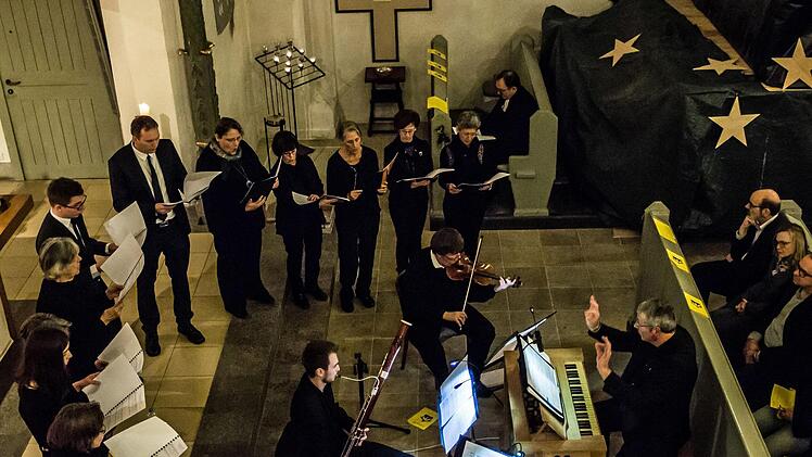 Die Kantorei Heilig Kreuz unter der Leitung von Sigurd Knopp sang die Uraufführung der Weihnachtskantate "Licht, das in die Welt gekommen."Foto: Jochen Berger