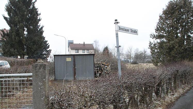 Am Bühl/Breslauer Straße: Auf dem Eckgrundstück, wo die Firma Immobilien Jakob Doppelhäuser bauen will, standen die beiden Fichten. Foto: Stephan Tiroch