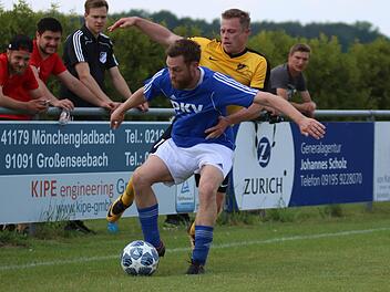 Abgerutscht auf einen Abstiegsplatz ist die SpVgg Heroldsbach (blaue Trikots) nach der 0:3-Niederlage beim FSV Großenseebach. Beide Teams tauschten in der Tabelle die Plätze.