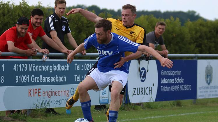 Abgerutscht auf einen Abstiegsplatz ist die SpVgg Heroldsbach (blaue Trikots) nach der 0:3-Niederlage beim FSV Großenseebach. Beide Teams tauschten in der Tabelle die Plätze.