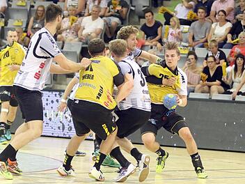 Energisch behauptet sich Jakob Knauer (mit Ball) gegen die Emsdettener Deckung.  Fotos: Timo Geldner
