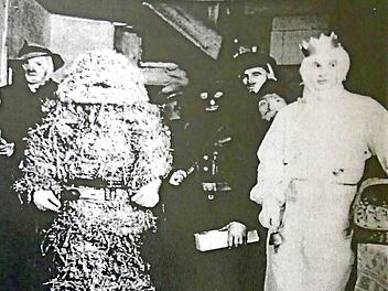 Bei der Strohberta-Aktion vor 70 Jahren hatte das "Christkindla" (rechts) noch eine Krone auf.