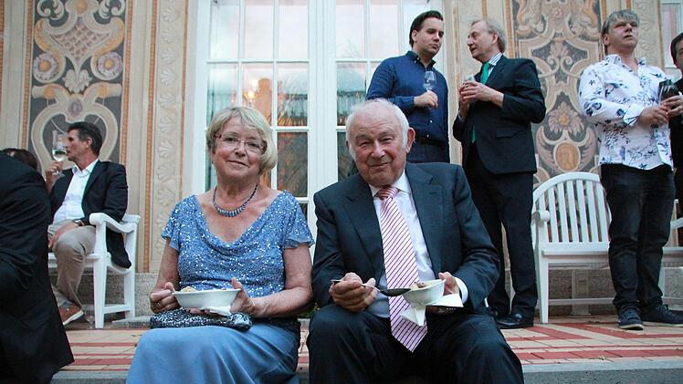 Bayerns früherer Ministerpräsident Günther Beckstein (CSU) ist immer wieder Gast beim Kissinger Sommer. Am Sonntag ließ er es sich nach dem Konzert mit Frau Marga im Schmuckhof gut gehen. Foto: Benedikt Borst