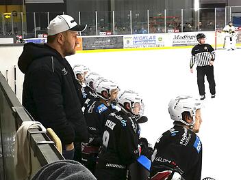 Haßfurts Trainer Volker Hartmann hat die Aufstiegsrunde vor Augen. Ebenso wie Sportlicher Leiter Martin Reichert hofft er, dass die Hawks nicht nur erfolgreich starten, sondern am Ende den Aufstieg in die Bayernliga schaffen. Foto: Ralf Naumann