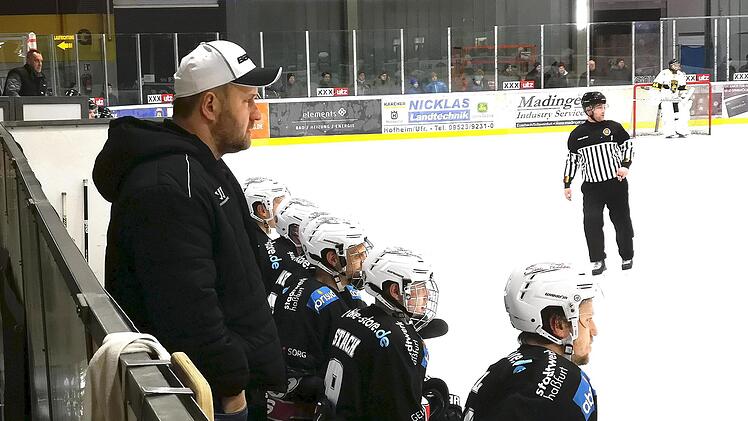 Haßfurts Trainer Volker Hartmann hat die Aufstiegsrunde vor Augen. Ebenso wie Sportlicher Leiter Martin Reichert hofft er, dass die Hawks nicht nur erfolgreich starten, sondern am Ende den Aufstieg in die Bayernliga schaffen. Foto: Ralf Naumann