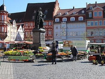 Der Coburger Wochenmarkt findet auch in Zeiten von Corona statt. Die Marktst&auml;nde sind weiter auseinander als sonst, um den n&ouml;tigen Sicherheitsabstand zu gew&auml;hrleisten. Auch die Besucher passen sich an - kontaktfrei kaufen sie ein und ziehen weiter.  Fotos: Sven D&ouml;rr