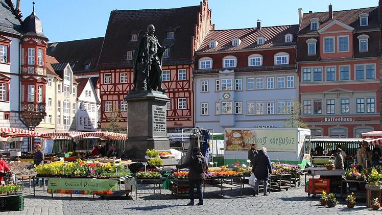 Der Coburger Wochenmarkt findet auch in Zeiten von Corona statt. Die Marktst&auml;nde sind weiter auseinander als sonst, um den n&ouml;tigen Sicherheitsabstand zu gew&auml;hrleisten. Auch die Besucher passen sich an - kontaktfrei kaufen sie ein und ziehen weiter.  Fotos: Sven D&ouml;rr