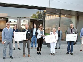Siemens Healthineers überreichte an fünf gemeinnützige regionale Organisationen 25 000 Euro an Spendengeldern. Foto: Siemens Healthineers