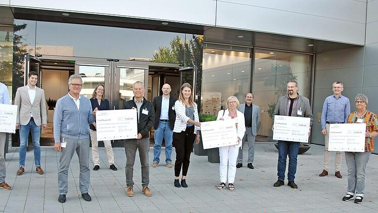 Siemens Healthineers überreichte an fünf gemeinnützige regionale Organisationen 25 000 Euro an Spendengeldern. Foto: Siemens Healthineers