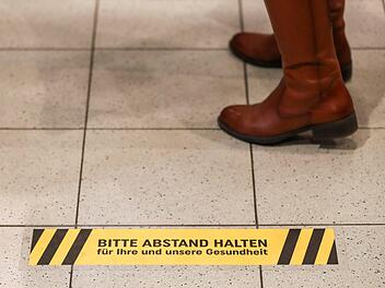 Maske tragen, Abstand halten oder einen Einkaufskorb nehmen sind für manche Zeitgenossen anscheinend unzumutbare Vorsichtsmaßnahmen. Symbolbild: Jan Woitas/dpa