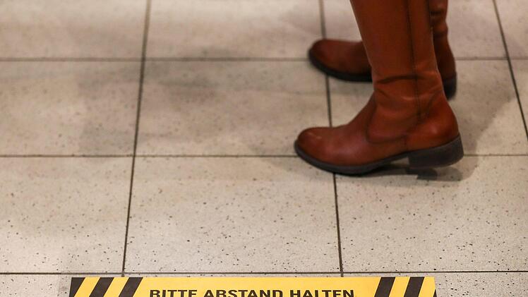 Maske tragen, Abstand halten oder einen Einkaufskorb nehmen sind für manche Zeitgenossen anscheinend unzumutbare Vorsichtsmaßnahmen. Symbolbild: Jan Woitas/dpa