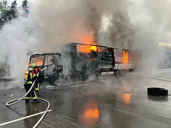 A3 bei Nürnberg: Lkw fängt Feuer - Autobahn stundenlang gesperrt