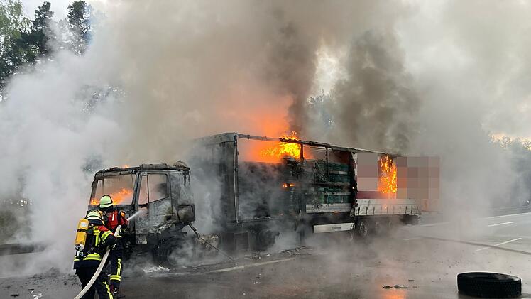 LKW fängt Flammen auf A3 - kilometerlanger Stau