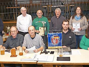 Die Mandatstr&auml;ger mit den Geehrten. Sitzend (von links): Andrea Wachter, Herbert Rebhan, Harald Wieg&auml;rtner, Thomas Popp und Erste B&uuml;rgermeisterin Regina Wohlpart. Stehend (von links): Christian Napp, Michael Weisensel, Stephan Deckelmann, Manfred ...