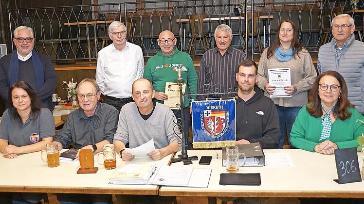 Die Mandatstr&auml;ger mit den Geehrten. Sitzend (von links): Andrea Wachter, Herbert Rebhan, Harald Wieg&auml;rtner, Thomas Popp und Erste B&uuml;rgermeisterin Regina Wohlpart. Stehend (von links): Christian Napp, Michael Weisensel, Stephan Deckelmann, Manfred ...